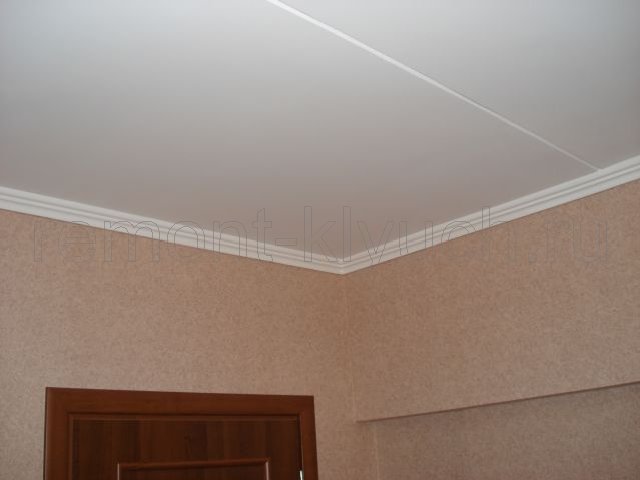 Окраска потолка в/д краской матовой в 3 слоя, установка потолочного плинтуса, оклеивание стен комнаты виниловыми обоями, монтаж дверного блока с наличниками